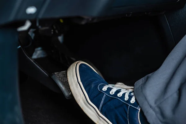 Diagram showing foot placement on pedals emphasizing clutch control